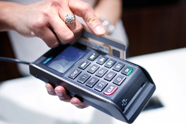 Как можно пополнить счет банковской карты через терминал?