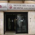 Крупнейший инвестор итальянского банка Monte Paschi продал 2% акций   