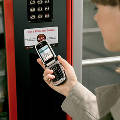 Британский банк разрешает клиентам снимать деньги в банкоматах без карт