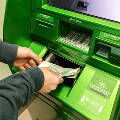 В России стали реже снимать деньги с карточек