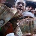 Гиперинфляция вынудила венесуэльских продавцов принимать купюры на вес 